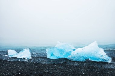 Buzdağları Atlantik Okyanusu kıyısında. İzlanda