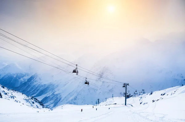 Sjezdovky a lanovky v lyžařském středisku Elbrus — Stock fotografie
