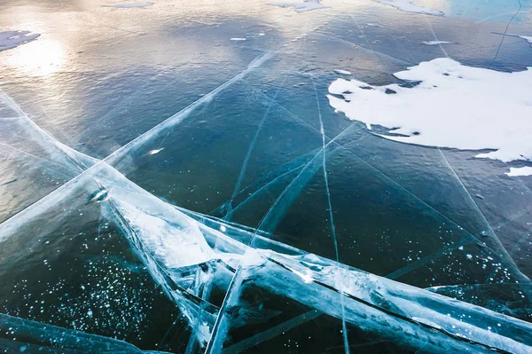 Gelo azul no lago congelado ao pôr-do-sol . — Fotografia de Stock