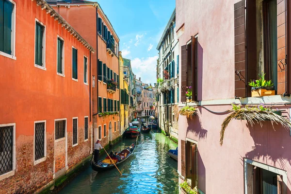 Canal escénico en Venecia, Italia — Foto de Stock
