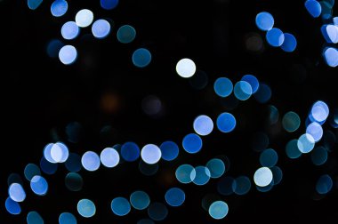 Mavi ışıklar ve bokeh ile parlak arka plan bulanık