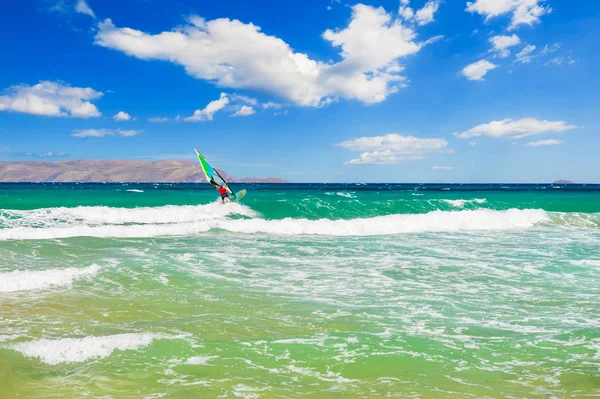 Vindsurfing på havets kust. — Stockfoto