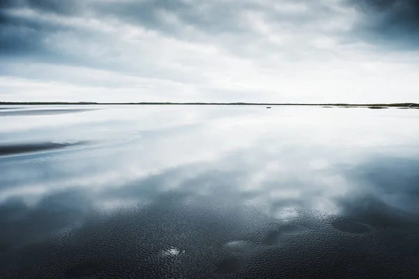 Cielo riflesso nell'acqua — Foto Stock