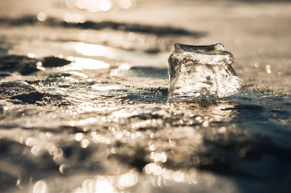 Hielo en el lago congelado al atardecer . —  Fotos de Stock
