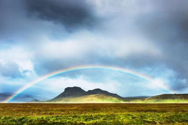 Arco-íris sobre as montanhas, Islândia do Sul . — Fotografia de Stock