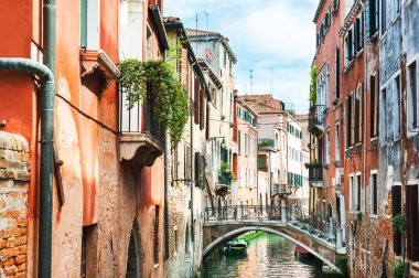 Venedik, İtalya renkli binalar ile doğal kanal