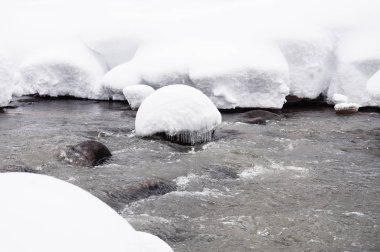 Kar yağışı dağ Nehri üzerinde.