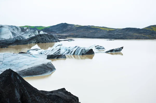 Lago glaciar com icebergs, sul da Islândia . — Fotografia de Stock