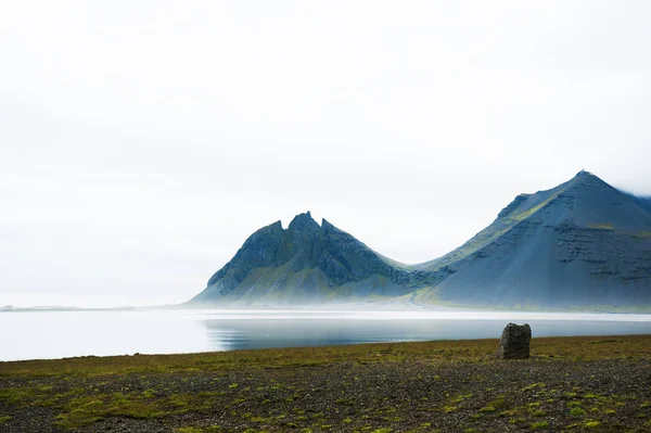 Mountains on the coast of Atlantic int Iceland — Stock Photo, Image