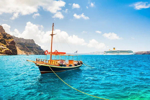 Turist båt och cruise ship i havet — Stockfoto