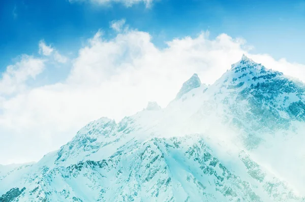 Montañas cubiertas de nieve al atardecer . —  Fotos de Stock