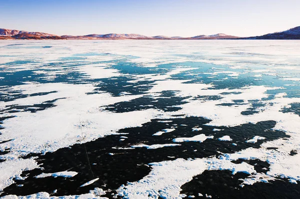 Лед на замерзшем озере — стоковое фото