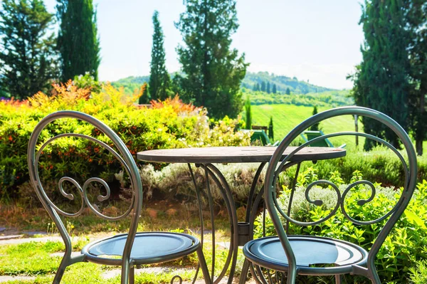 Zwei Stühle auf der Terrasse eines Landhauses — Stockfoto