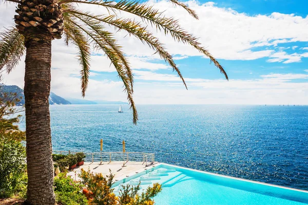 Piscina en la costa del mar . — Foto de Stock