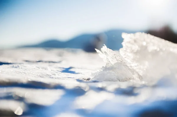 Gün batımında donmuş gölde buz. — Stok fotoğraf
