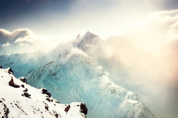 Snow-covered mountains at sunset. — Stock Photo, Image