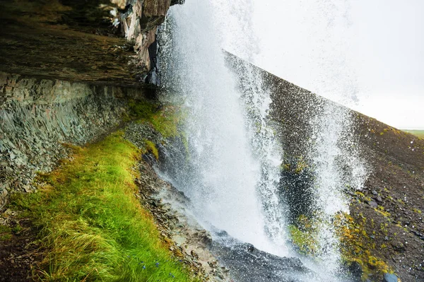 Vägen bakom vattenfallet. — Stockfoto