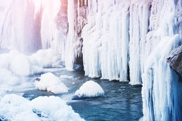 Cascade gelée dans les montagnes. — Photo