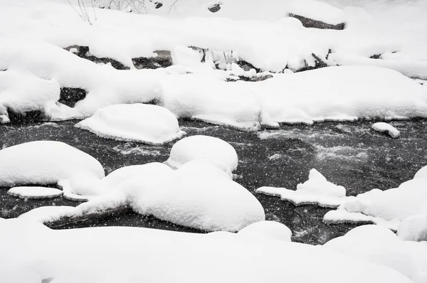 Horská řeka během sněžení — Stock fotografie