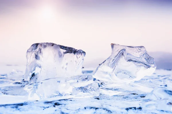 Eis auf dem zugefrorenen See. — Stockfoto