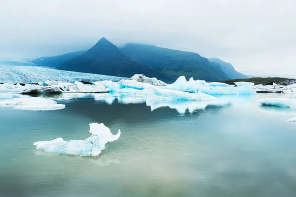 Icebergs no lago glacial com vista para a montanha — Fotografia de Stock