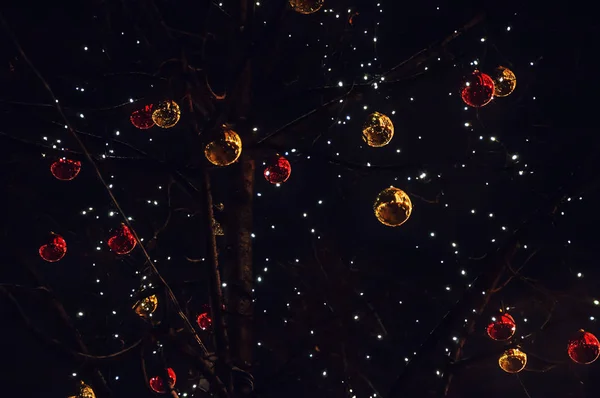 Christmas bollar och girlanger på trädet — Stockfoto