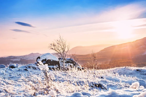 Montañas cubiertas de nieve al atardecer —  Fotos de Stock