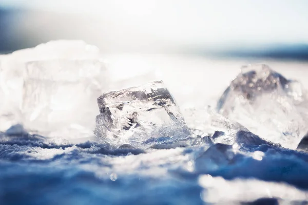 Eis auf dem zugefrorenen See — Stockfoto