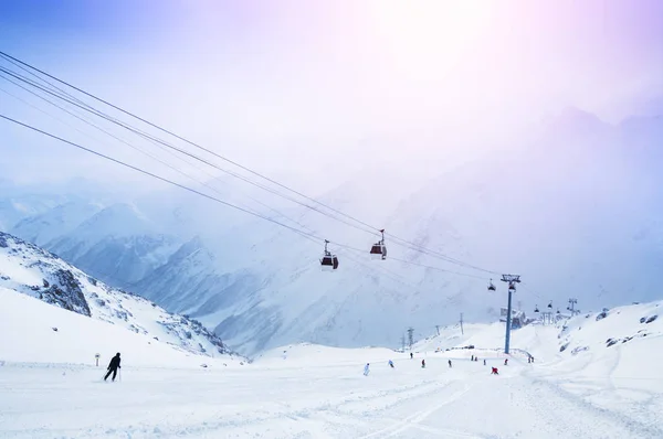 Piste de ski et téléphérique sur la station de ski — Photo
