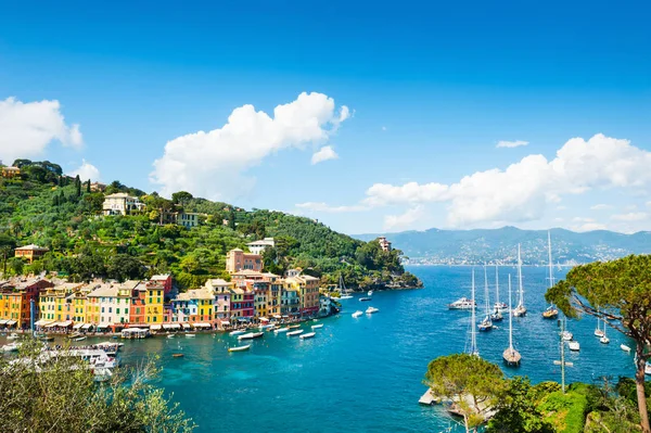 Hermosa costa del mar en Portofino, Italia . — Foto de Stock