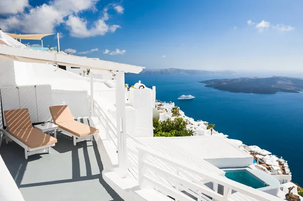 Schöne Terrasse mit Liegestühlen, Meerblick. — Stockfoto