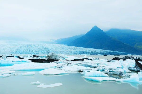 Ijsbergen in het gletsjermeer in IJsland — Stockfoto