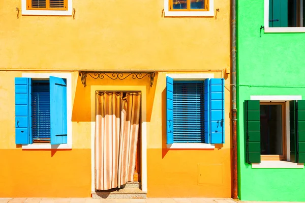 Casas amarelas e verdes . — Fotografia de Stock