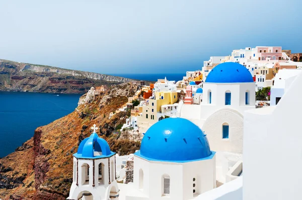 Chiesa bianca con cupole blu sull'isola di Santorini, Grecia — Foto Stock