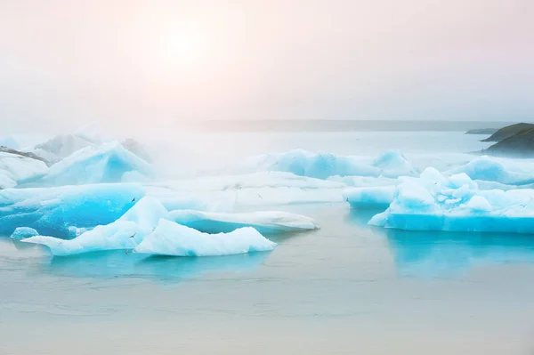 Mavi icebergs Jokulsarlon buzul lagün, İzlanda — Stok fotoğraf
