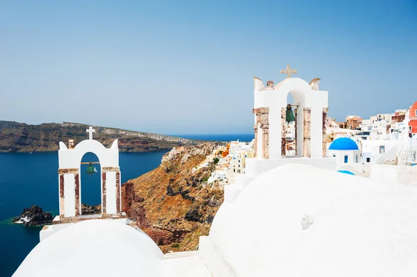 Igreja branca na ilha de santorini, grécia — Fotografia de Stock