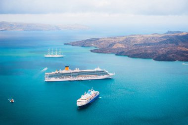 Cruise gemi denize yakın Yunan Adaları. 