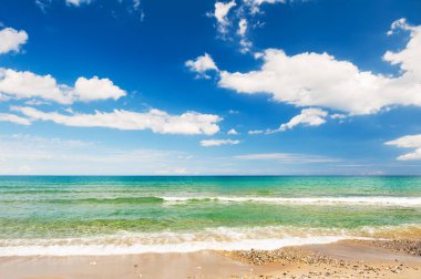 Güzel deniz Sahili ve mavi gökyüzü 