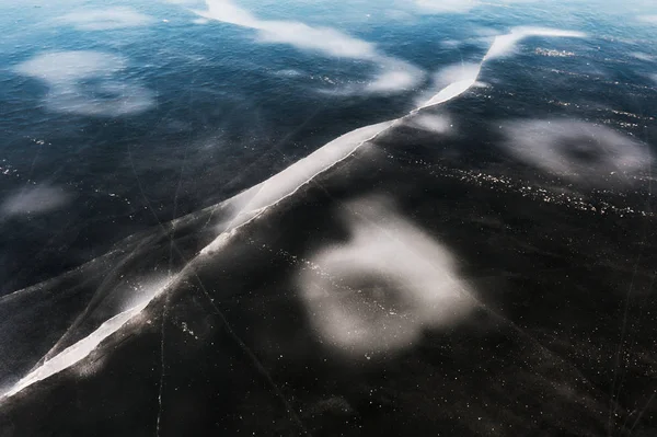 Lód na zamarzniętym jeziorze z bliska. — Zdjęcie stockowe