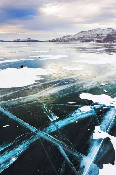 Ice with cracks on the lake. — Stock Photo, Image