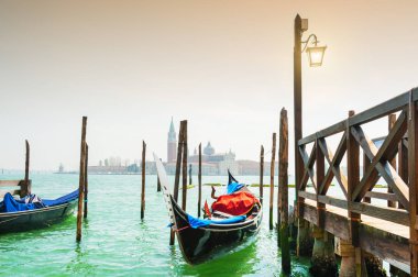 Venedik, İtalya 'da Büyük Kanal' da gondollar. 