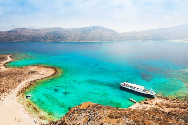 Bela costa marítima com água azul-turquesa — Fotografia de Stock