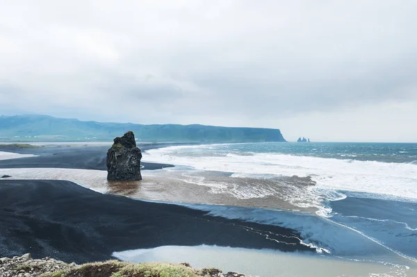 Plage de Reynisfjara avec sable volcanique noir, Islande — Photo