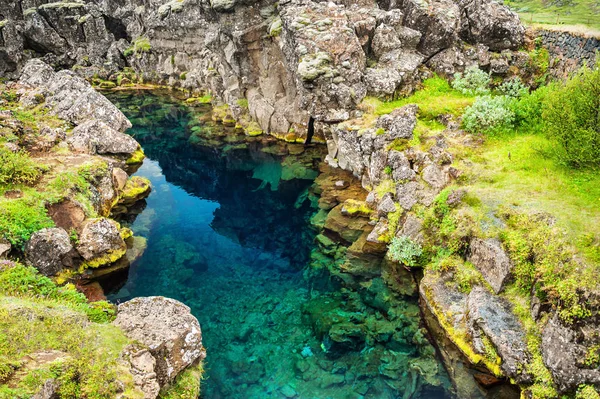 Cliffs and deep fissure in Thingvellir National Park, Iceland — Stock Photo, Image