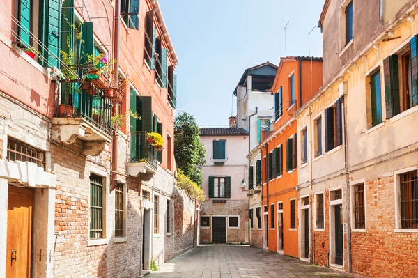 Красивая улица в Венице, Италия — стоковое фото