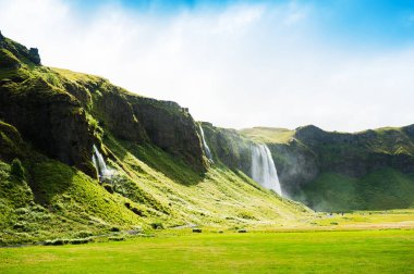 İzlanda 'da Seljalandsfoss şelalesi. 
