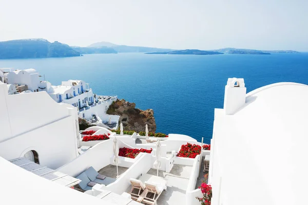 Arquitectura blanca en la isla de Santorini, Grecia. — Foto de Stock