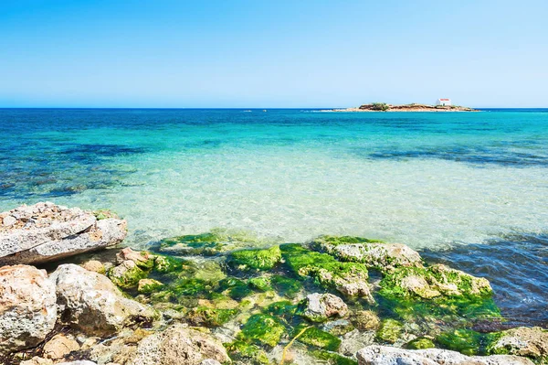 Côte de la mer avec eau turquoise et chapelle près de la plage — Photo