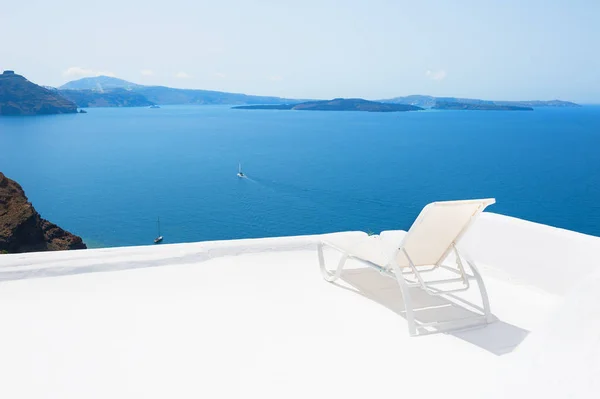 Chaise lounge en la terraza con vistas al mar — Foto de Stock