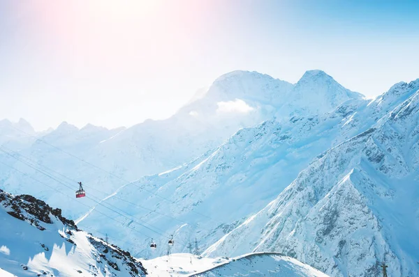 Seilbahn auf das Skigebiet in den Winterbergen. — Stockfoto